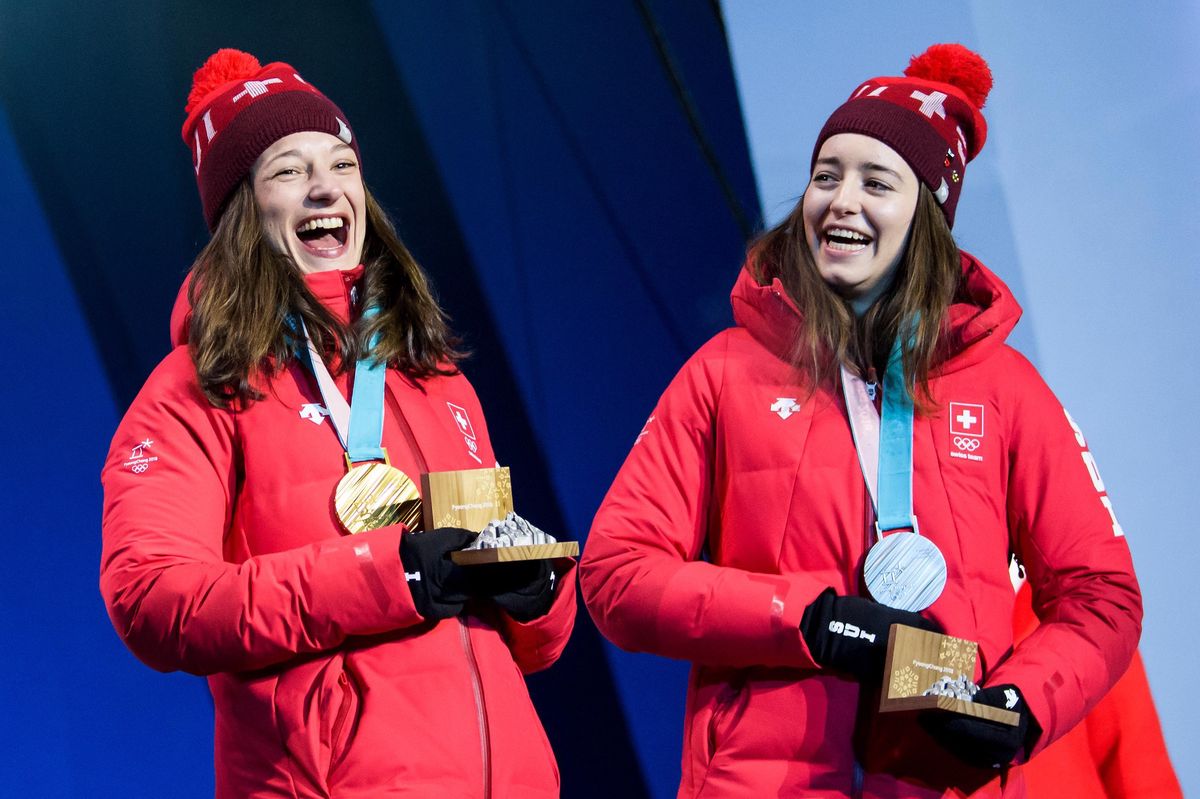 Sarah Hoefflin et Mathilde Gremaud célèbrent leurs médailles d'or et d'argent aux Jeux Olympiques d'hiver 2018 à Pyeongchang.