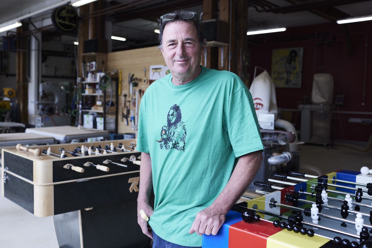 C’est là où se trouvaient les cuves de brassage des Trois Dames que Raphaël Mettler construit ses baby-foot de luxe.