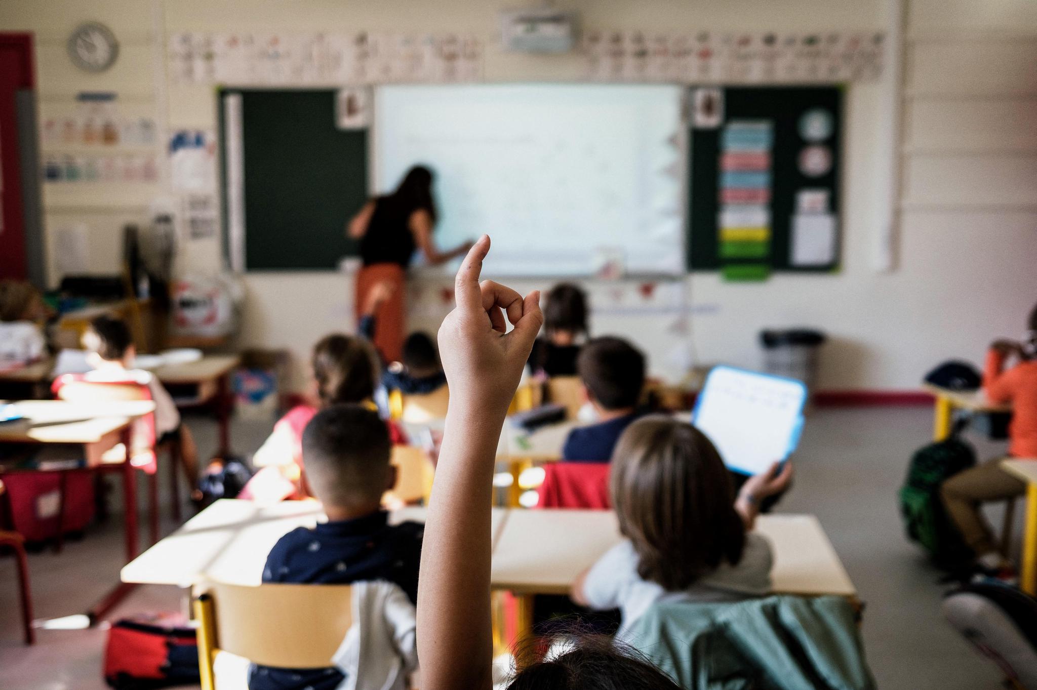 La France a dépassé à plusieurs reprises ces derniers jours la barre des 200’000 nouveaux cas quotidiens, malgré un taux de vaccination de quelque 90% de la population de plus de 12 ans.