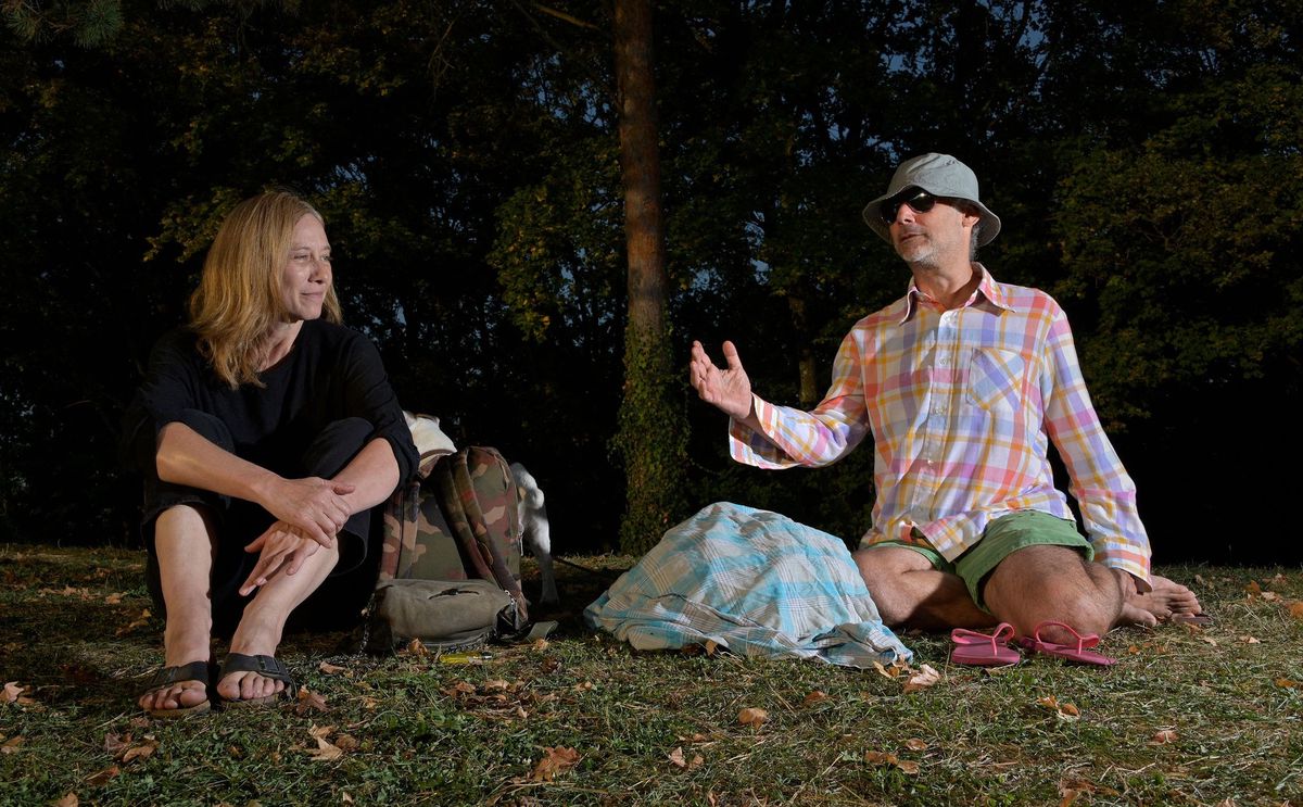 Valérie Dréville et Jérôme Bel dans la pelouse à Vidy, après une journée de répétition de «Danses pour une actrice». 