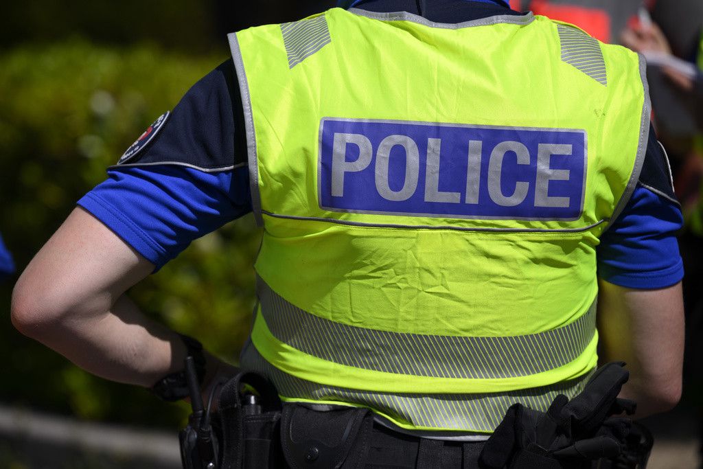 Le mot "Police" est photographie sur un gilet porte par un policier de la villle de Lausanne lors d'un exercice de secours dans le nouveau tunnel sous l'avenue d'Echallens du train Lausanne-Echallens-Bercher, LEB, des Transports publics lausannois, TL, ce mercredi 4 mai 2022 a Lausanne. (KEYSTONE/Laurent Gillieron)