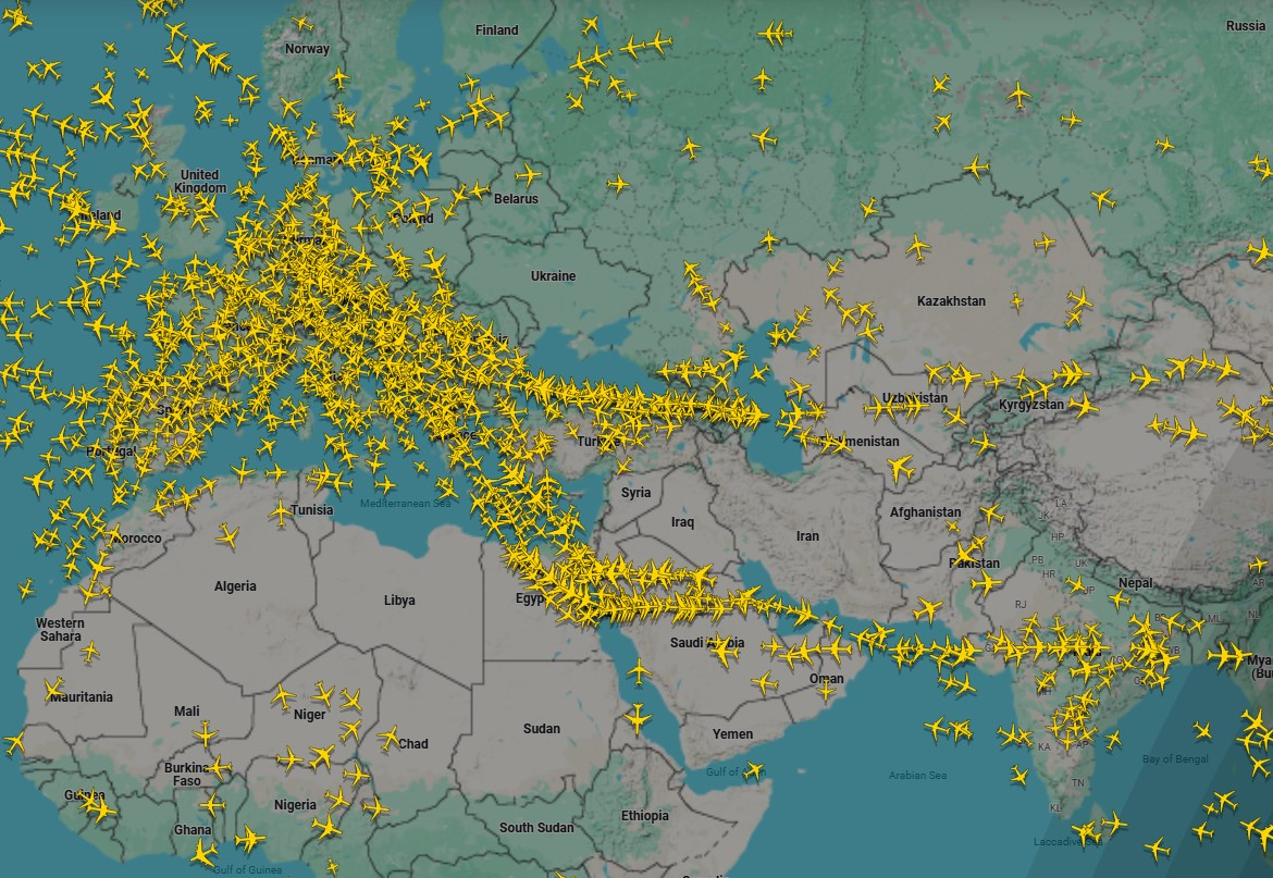Karte mit vielen Flugzeugsymbolen, die Flugrouten über Europa, dem Nahen Osten und Teilen von Asien darstellen.