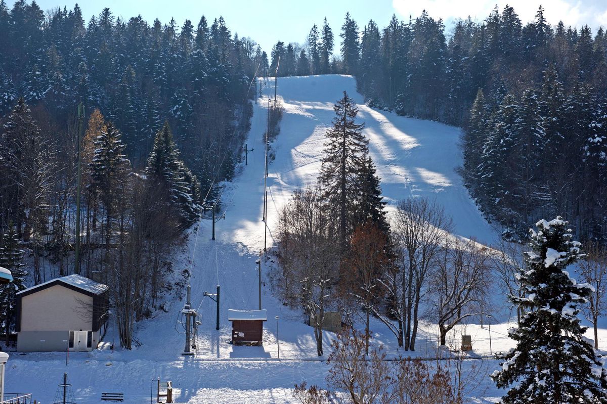 Les deux pistes du village de Saint-Cergue ont ouvert mardi matin. 
