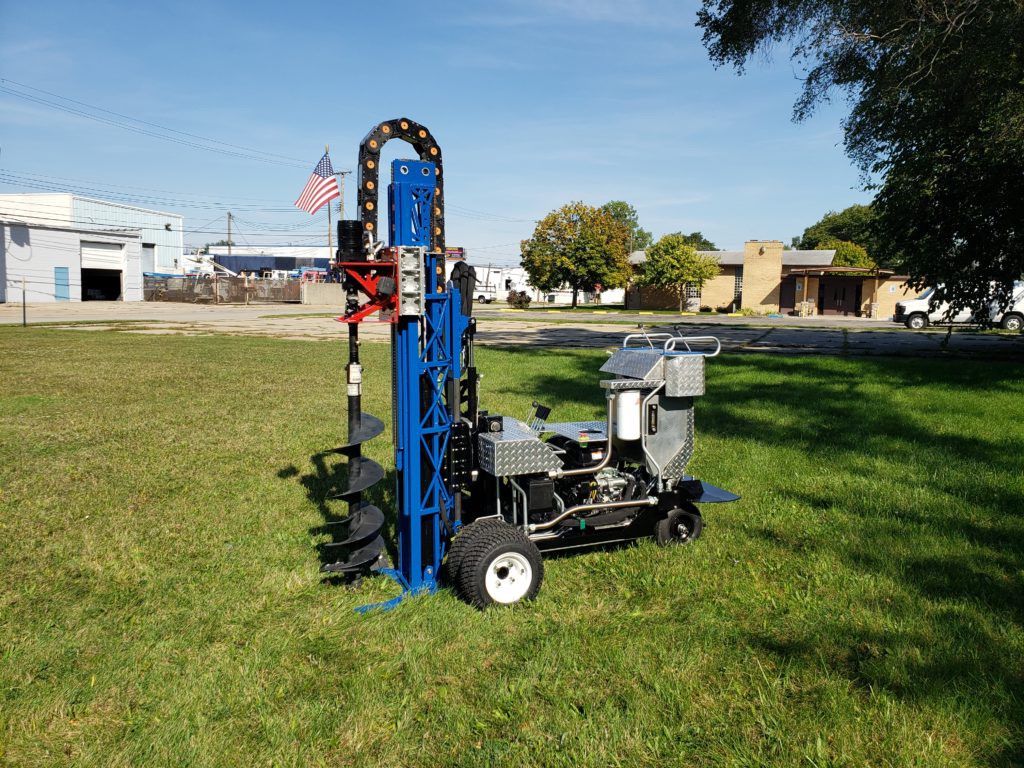 La machine creuse des trous afin d’introduire des tubes qui doivent contribuer à la régénération des sols. En 2018, la veste d’un ouvrier agricole a été happée par la vis sans fin, lui causant la perte de son bras.