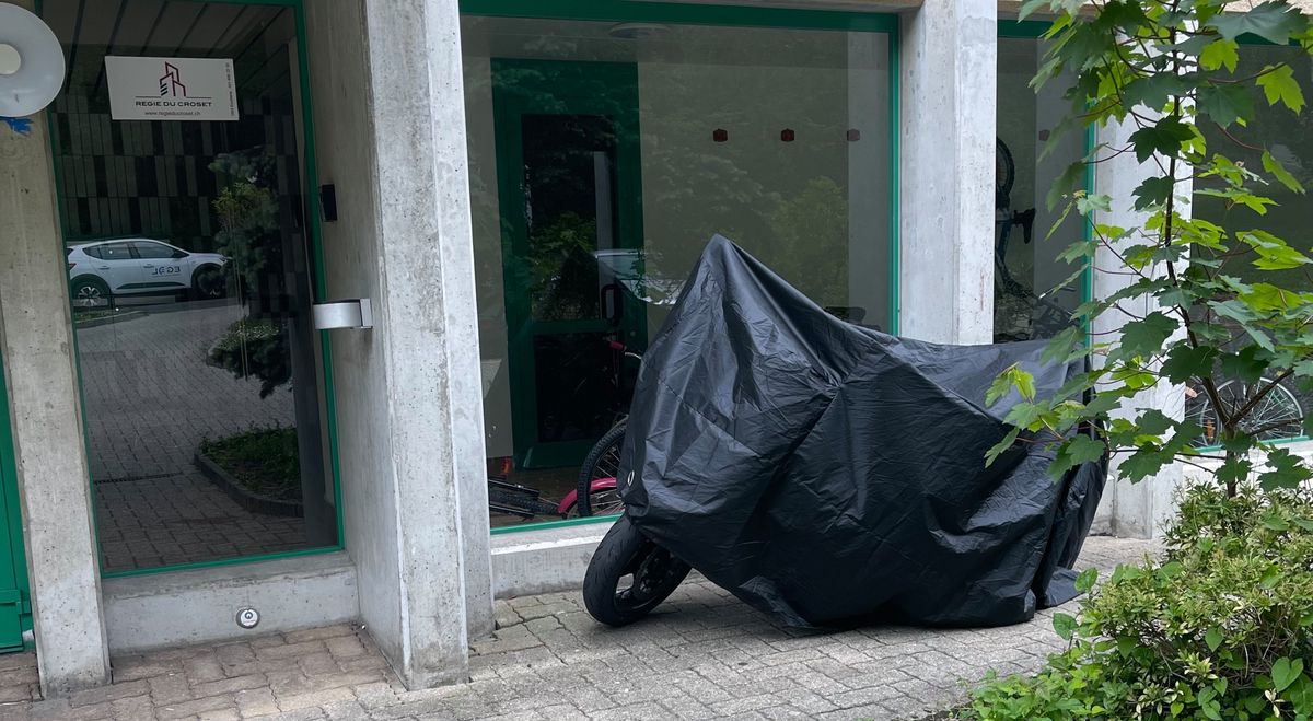 Le drame s’est joué devant cette entrée d’un immeuble locatif dans le quartier Isabelle-de-Montolieu, mardi en début de soirée.