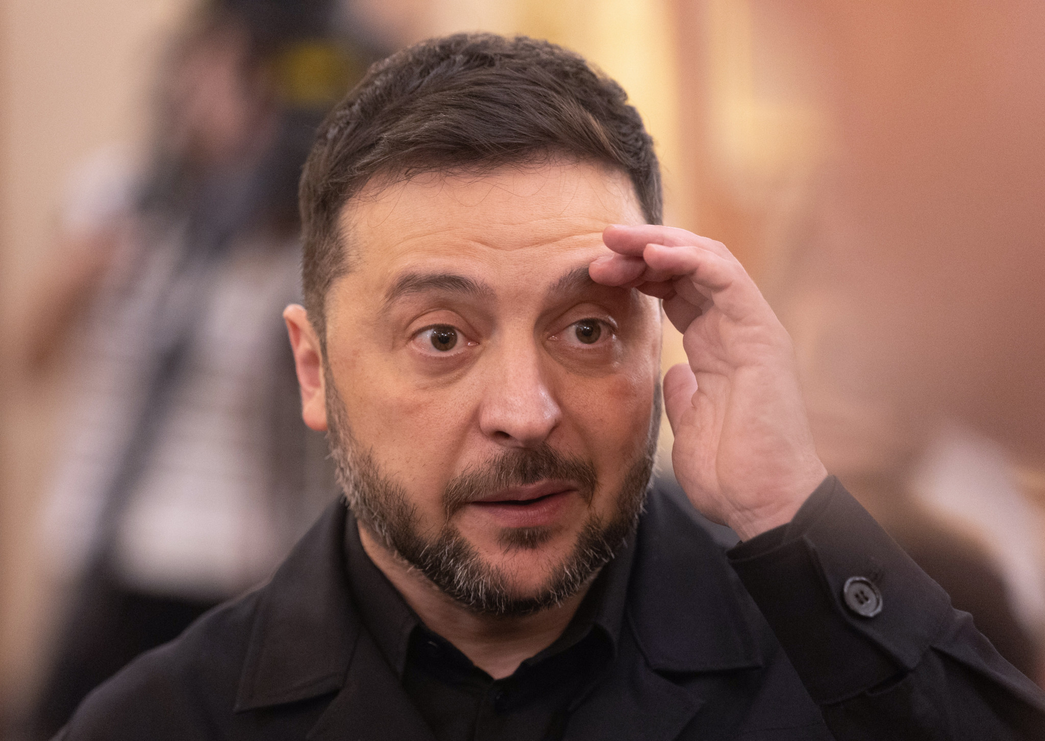 Der ukrainische Präsident Wolodymyr Selenskyj bei seiner Ankunft im spanischen Parlament in Madrid am 18. November 2025.