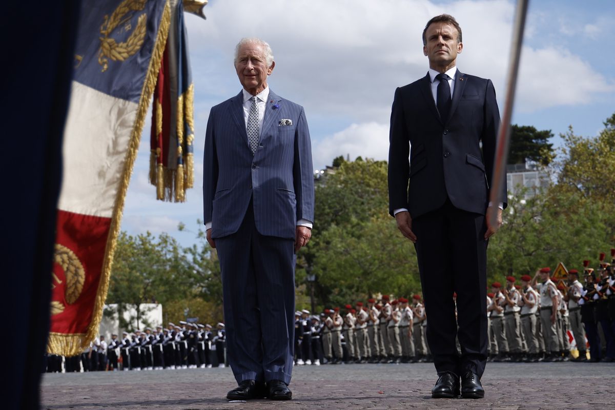 epa10871465 Britain's King Charles III (L) and French president Emmanuel Macron (R) attend a remembrance ceremony at Arc de Triomphe Paris, France, 20 September 2023. The visit, initially planned in March and postponed because of unrest in France, will lead the King and Queen of Great Britain to Paris and Bordeaux and includes a state dinner, official appointments with president Macron and more informal meetings with French and British citizens.  EPA/YOAN VALAT / POOL