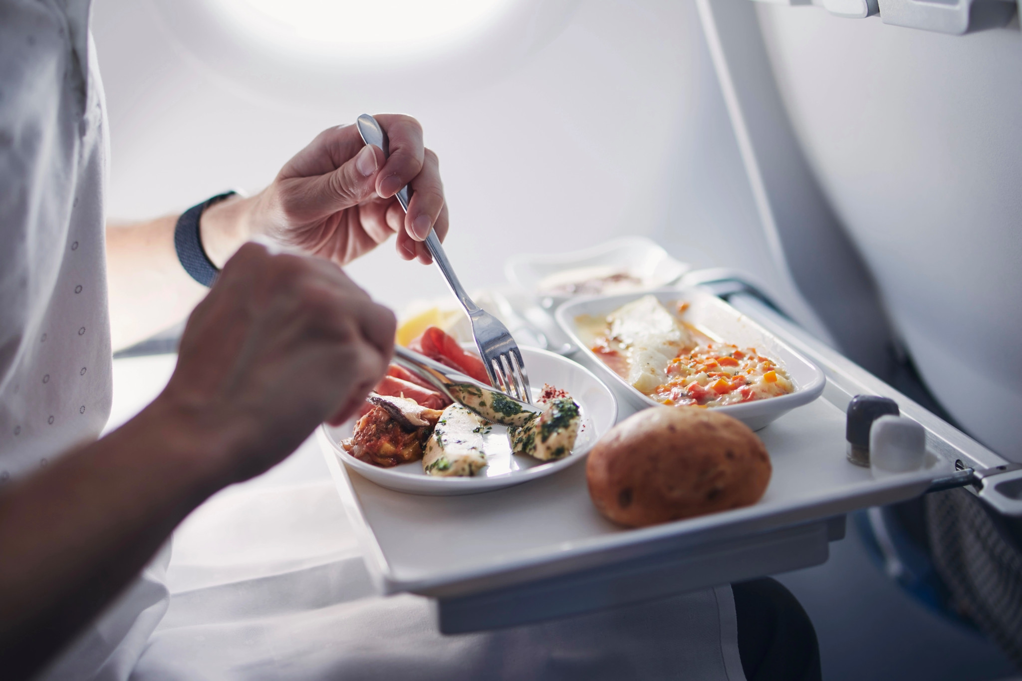 Recaro: Kostet der Klapptisch im Flugzeug bald extra?