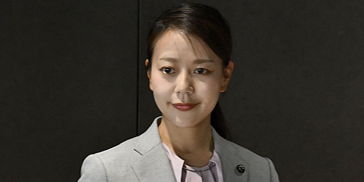 Vier-Monate-Abwesenheit-B-rgermeisterin-in-Japan-nimmt-Mutter-schafts-urlaub-und-l-st-Debatte-aus