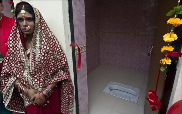 Priyanka Bharti pose devant les toilettes du foyer conjugal qui viennent d'être inaugurées. La jeune épouse avait fuit son domicile en signe de protestation. Priyanka Bharti pose devant les toilettes du foyer conjugal qui viennent d'être inaugurées. La jeune épouse avait fuit son domicile en signe de protestation.
