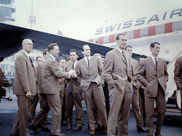 Zürich-Kloten, 28. Januar 1961: Die YB-Delegation vor dem Abflug zur einmonatigen Asien-Reise. Von links sind Trainer Albert Sing, Spieler Ruedi Haldimann, Delegationschef Willy Sigrist, Spieler Toni Schnyder, ein Begleiter sowie die Spieler Gilbert Rey, Felix Ansermet, Leon Walker und Torhüter Gianfranco de Taddeo zu erkennen. (zvg)