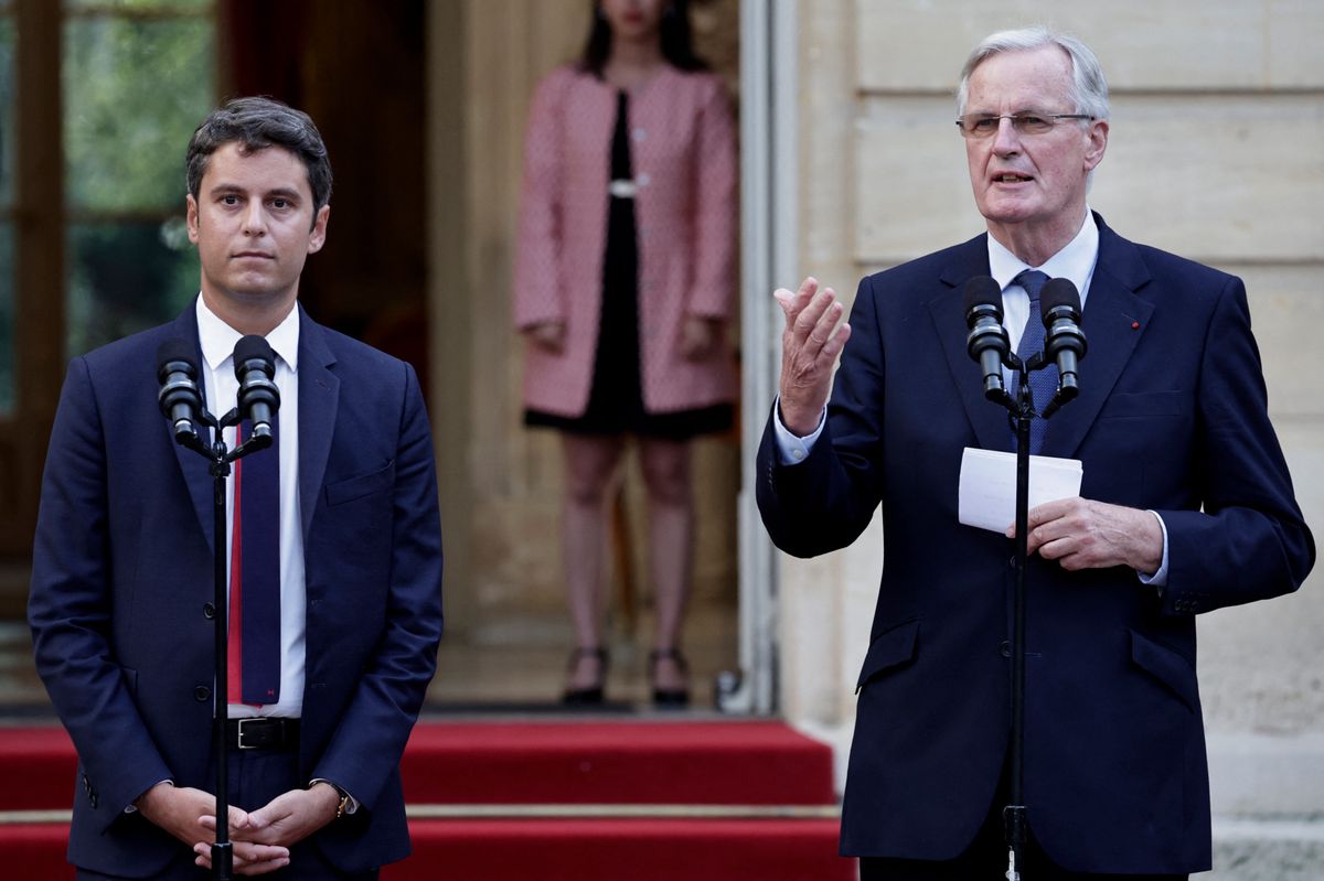 Le Premier ministre sortant de la France, Gabriel Attal, s'adresse à la presse après avoir rencontré des élèves de l'école primaire Jean de la Fontaine à Issy-les-Moulineaux, au sud de Paris, le 2 septembre 2024.
