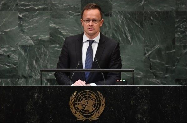Le chef de la diplomatie hongroise, Peter Szijjarto, a appelé «la communauté internationale à ne pas encourager les vagues migratoires mais à y mettre fin».