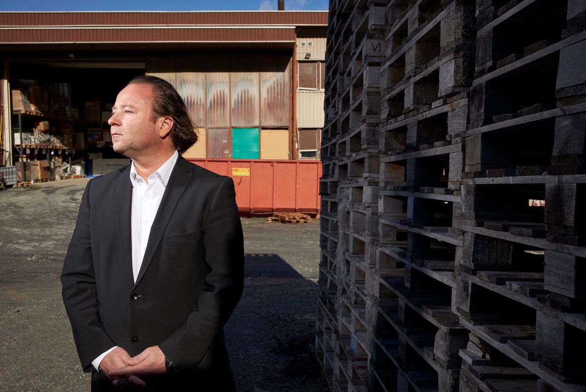 Stéphane Vuissoz, dirigeant de Normpack, devant l’entrepôt de l’entreprise à Sierre, sur un terrain pollué exigeant une assainissement coûteuse, février 2020.