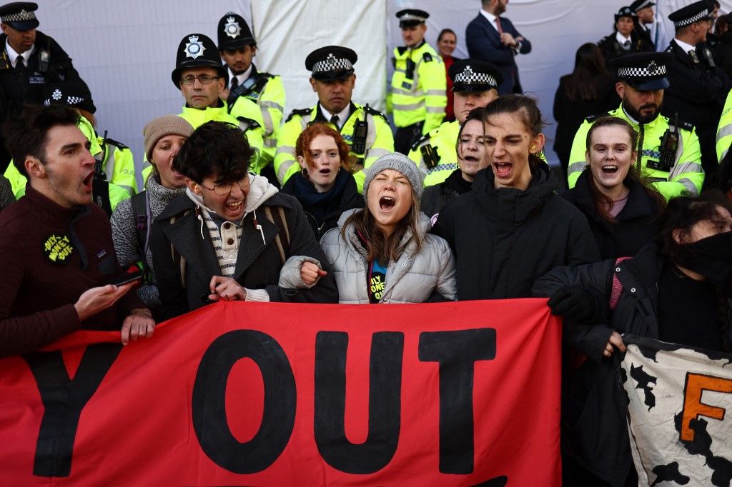 Swedish climate activist Greta Thunberg shouts slogans with fellow protesters outside the InterContinental London Park Lane during the "Oily Money Out" demonstration organised by Fossil Free London and Greenpeace on the sidelines of the opening day of the Energy Intelligence Forum 2023 in London on October 17, 2023. (Photo by HENRY NICHOLLS / AFP)