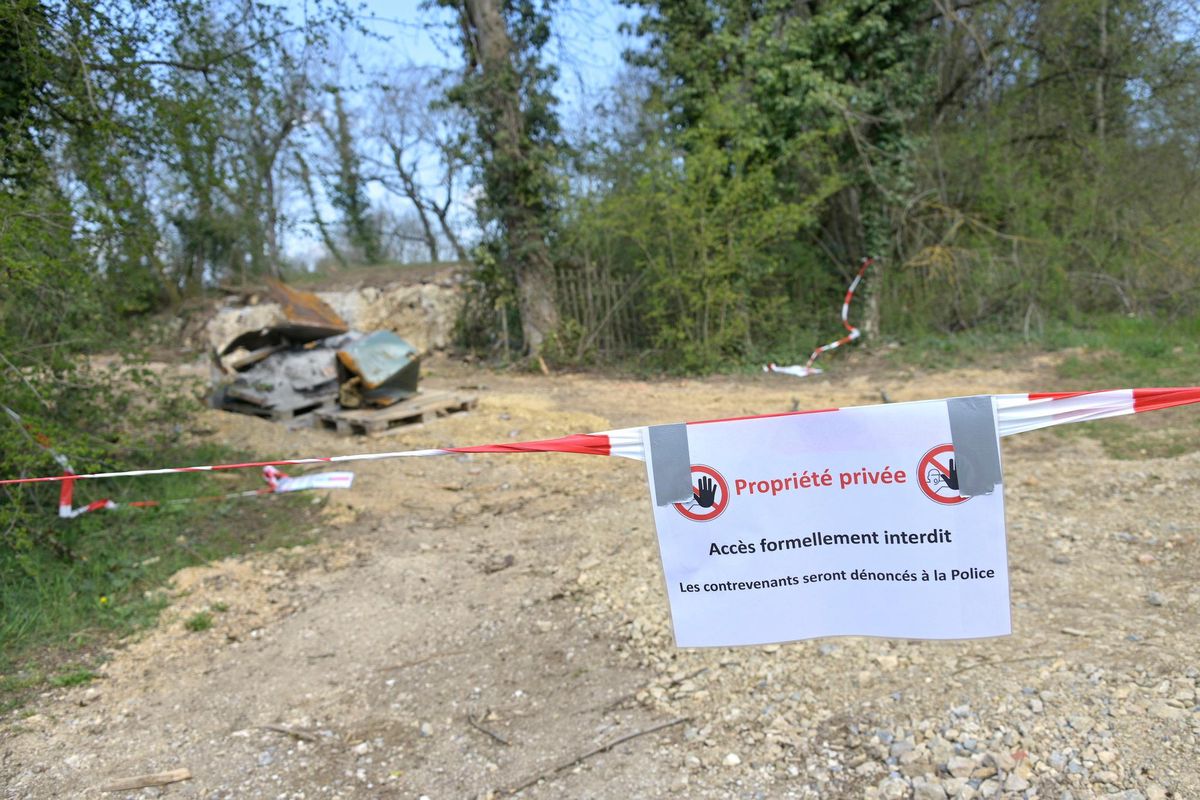 Il ne reste plus rien des bâtiments occupés par les activistes du climat au sommet de la colline du Mormont, Holcim ayant décidé de les raser sans toutefois s’embarrasser d’une demande d’autorisation.