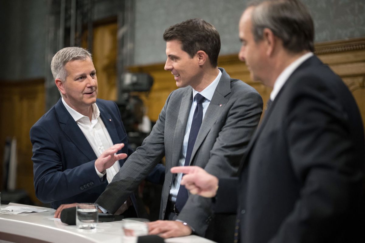 Swiss People's Party (SVP UDC) leader Marco Chiesa (L) speaks with the President of the FDP Liberals Swiss political party Thierry Burkart (C) and the President of The Centre (Die Mitte) Swiss political party Gerhard Pfister (R) prior a TV interview during Swiss federal elections to elect a new Parliament, in Bern on October 22, 2023. Switzerland's right-wing populists look set to sweep Switzerland's general elections following a campaign fuelled by anti-mass migration rhetoric and pledges to combat "woke madness". (Photo by Fabrice COFFRINI / AFP)