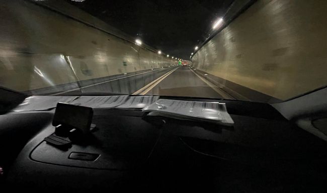 Entre Glovelier et St-Ursanne, le tunnel à un tube du Mont-Russelin est long de 3550 mètres.