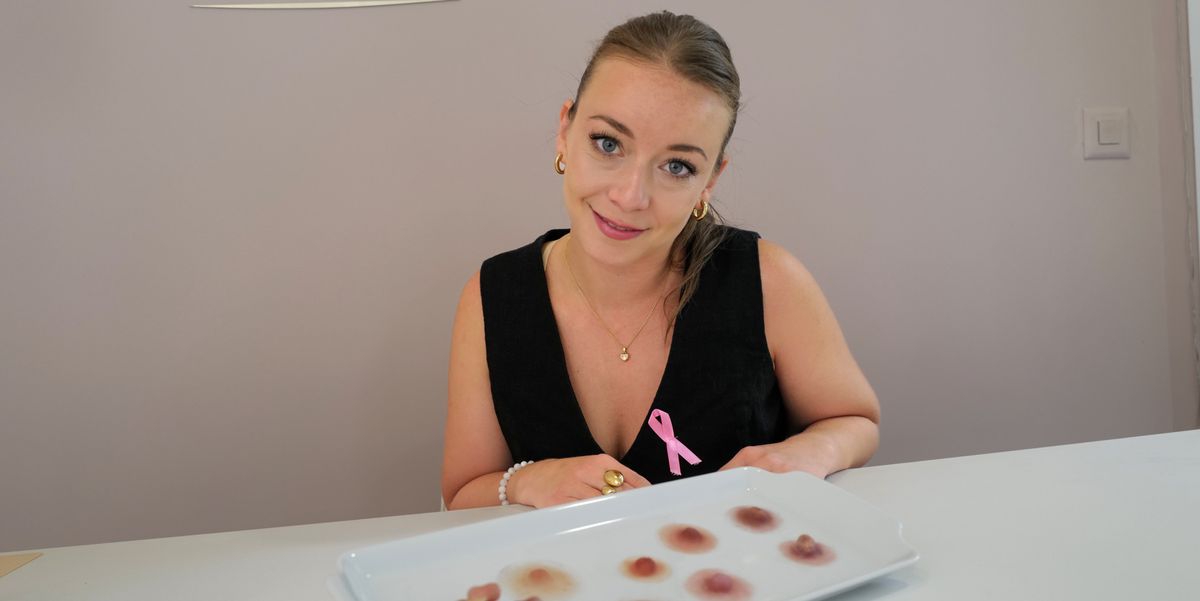 Sarah Fatana, spécialiste de la pose de prothèses mammaires externes, présente ses modèles sur un plateau à Genève.