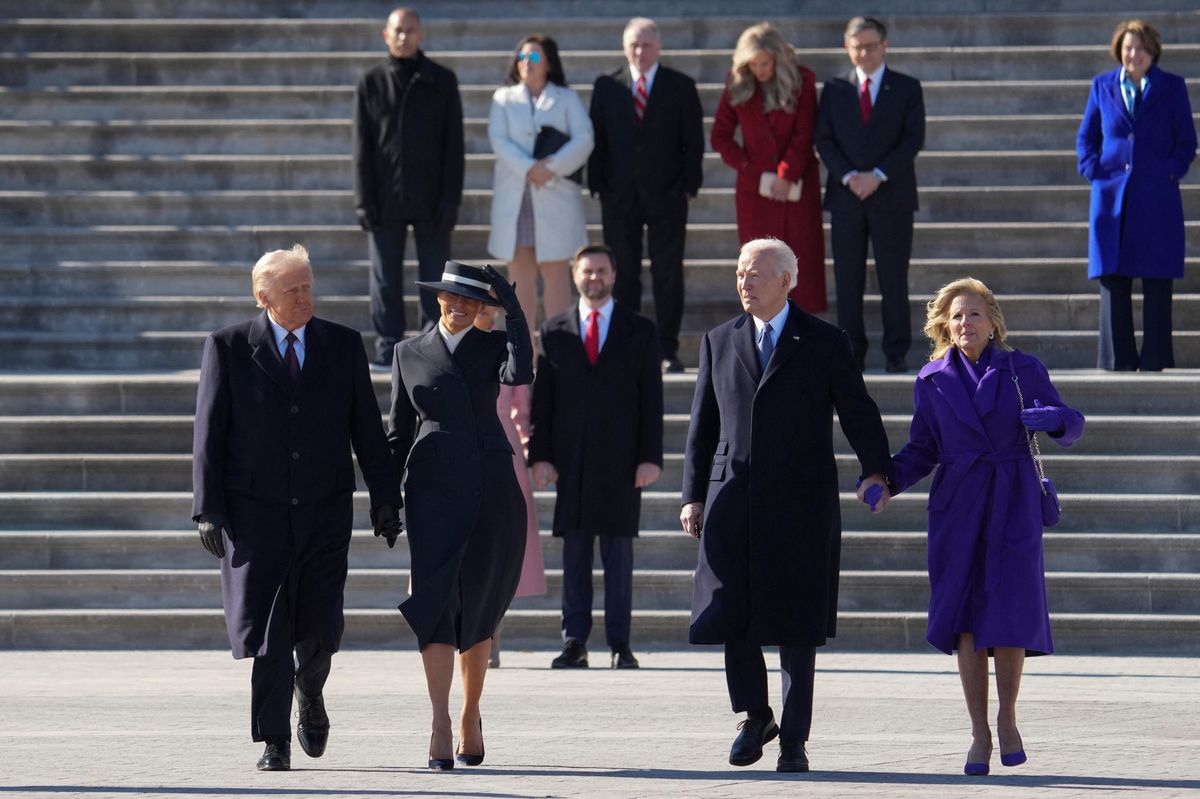 Donald Trump et Melania Trump accompagnent Joe Biden et Jill Biden vers Marine One lors de la succession présidentielle à Washington, DC, le 20 janvier 2025.