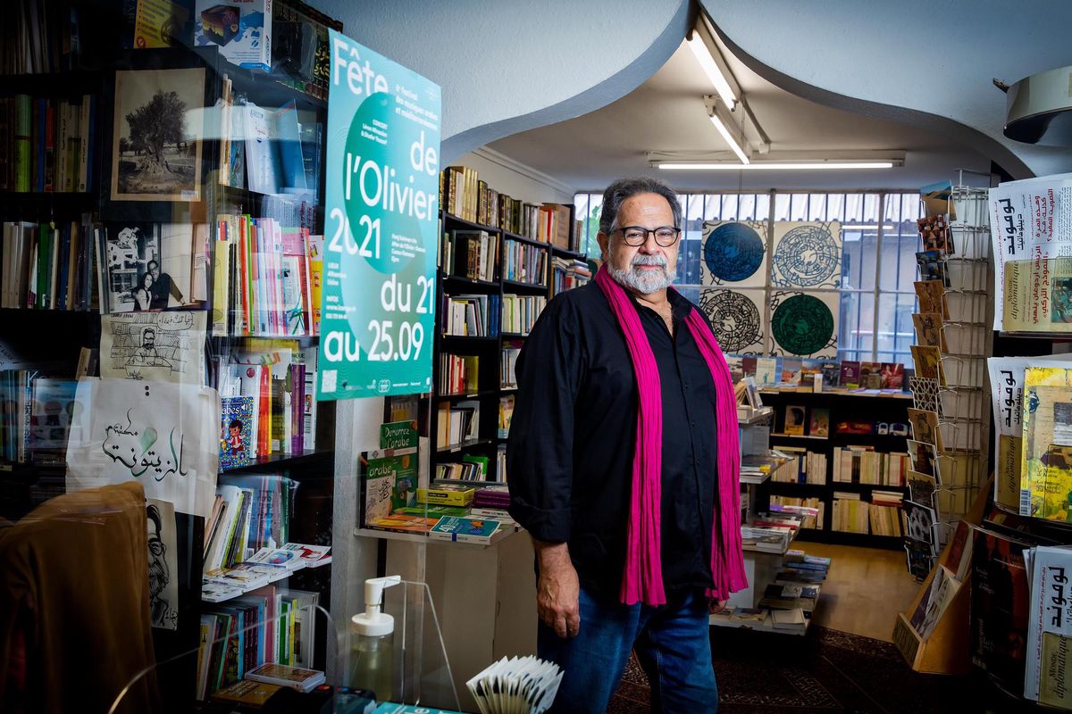 Genève, le 17 septembre 2021. Alain Bittar pose dans sa librairie L’Olivier, ouverte depuis plus de quarante ans aux Pâquis. Alain Bittar dirige le Festival des musiques arabes et méditerranéennes, sixième édition, du 21 au 25 septembre.