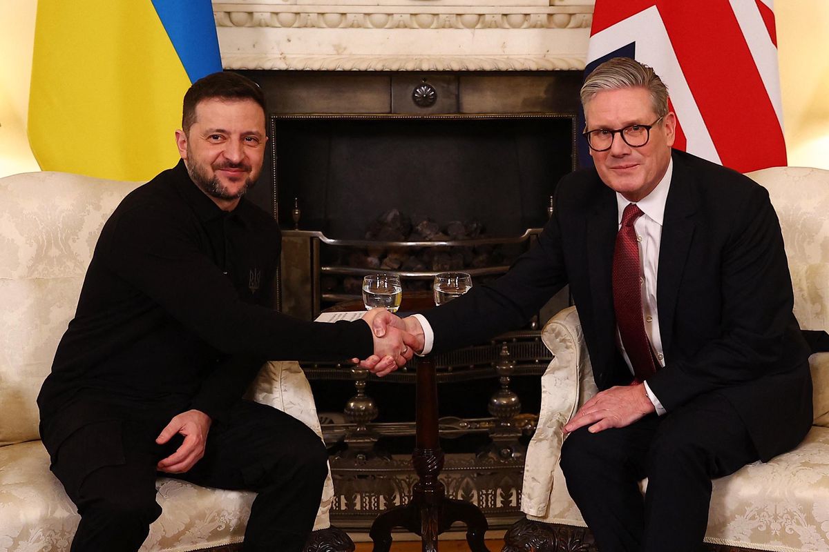 Le Premier ministre britannique Keir Starmer serre la main du président ukrainien Volodymyr Zelensky lors d’une réunion bilatérale à Londres, le 1ᵉʳ mars 2025, devant les drapeaux du Royaume-Uni et de l’Ukraine. Photo de Peter Nicholls.