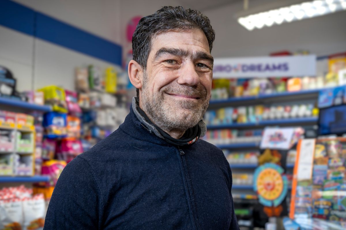 Juan Vazquez, patron d'un kiosque dans le quartier genevois des Pâquis.