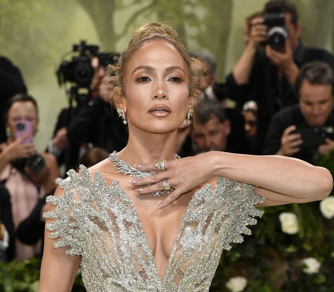 Jennifer Lopez assiste au gala de bienfaisance du Costume Institute du Metropolitan Museum of Art célébrant l'ouverture de l'exposition «Sleeping Beauties: Reawakening Fashion» le lundi 6 mai 2024 à New York.