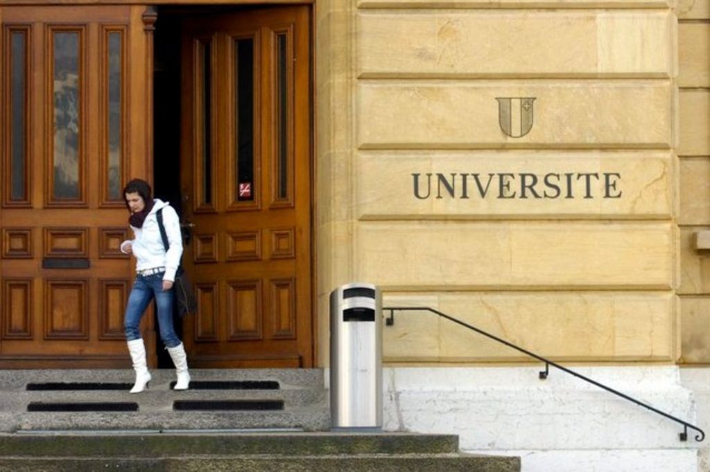 Neuchâtel progresse parmi les petites universités