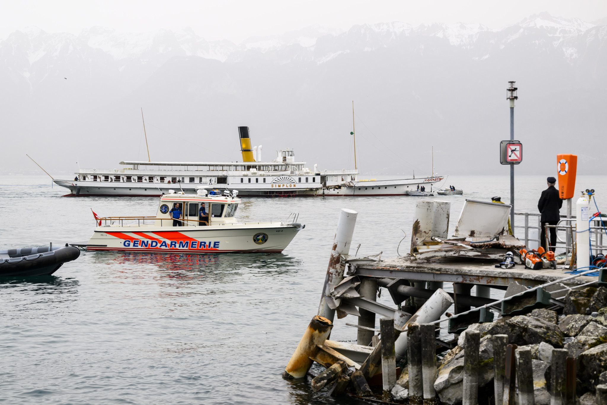 Le bateau Le "Simplon" de la CGN quitte le ponton pour la phase de remorquage en direction de Lausanne le samedi 30 mars 2024 au debarcadere de Cully. Le "Simplon", un bateau historique de la CGN, etait malmene depuis vendredi soir par les vagues du Leman en raison de la tempete de vaudaire. Le "Simplon" de la flotte Belle Epoque de la CGN est amarre depuis quelques jours au ponton de Cully, en raison d'une panne. (KEYSTONE/Jean-Christophe Bott)