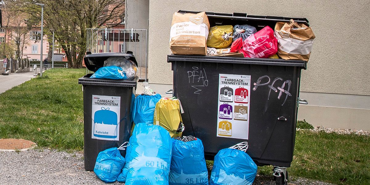 Beitrag zum Farbsack-Trennsystem-Selbstversuch. Christoph Aebischer macht eine
Tour mit einem Müllwagen. Foto: Beat Mathys / Tamedia AG. 