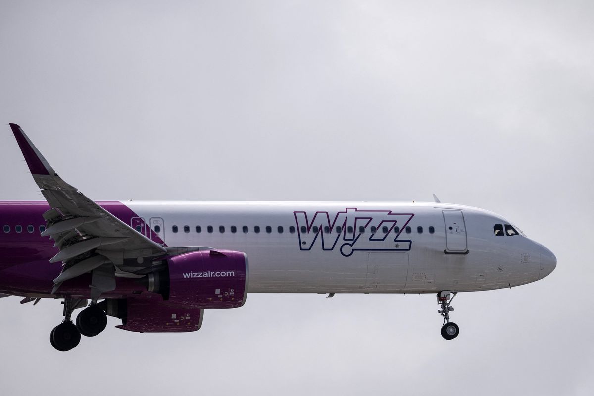 Un avion de Wizz Air atterrit à l'aéroport de Gatwick, au sud de Londres, le 10 juin 2022.