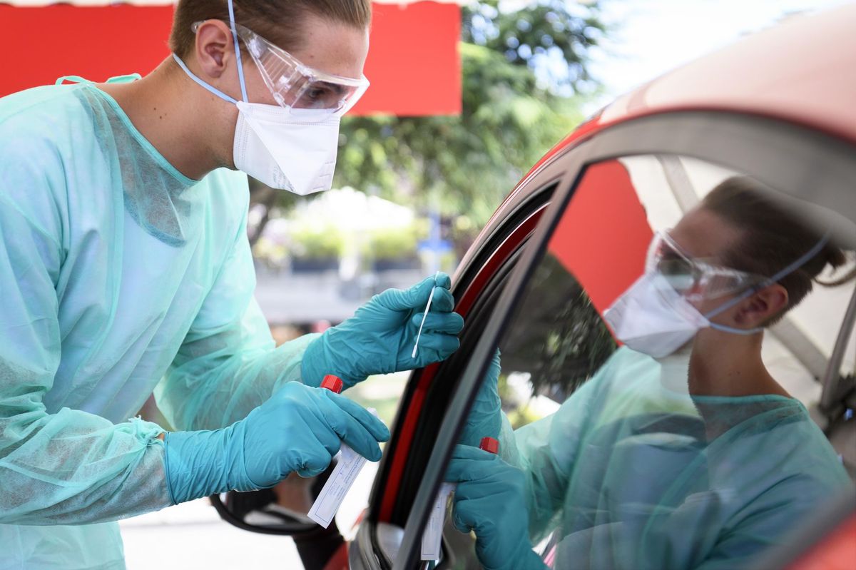Collecte d’un échantillon au drive-in Covid-19 d’Yverdon: au mois de mars et avril, de tels centres de dépistages n’existaient pas encore et de très nombreuses infections demeuraient non détectées.
