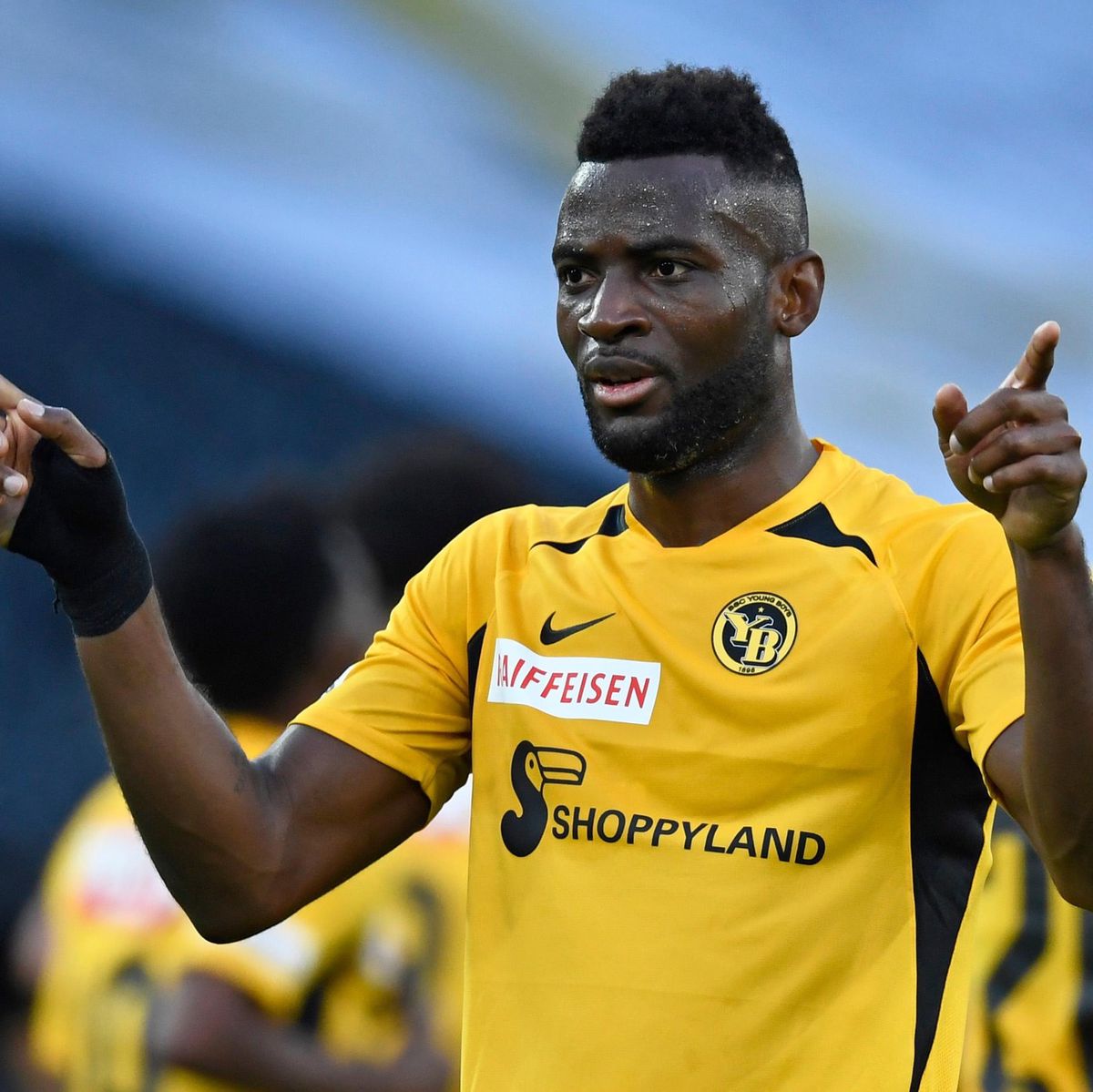 Jean-Pierre Nsame, joueur de BSC Young Boys, célèbre après avoir marqué un but lors d’un match contre FC Zurich, portant un maillot jaune. Photo prise le 19 juin 2020 à Berne.