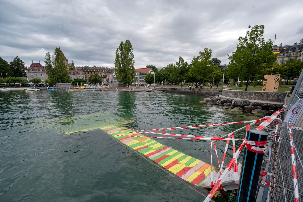 Le pont flottant du jardin "Les bains d'Atlantis" à Ouchy, Lausanne, est brisé et partiellement submergé, entouré de bandes de sécurité, empêchant les Lausannois de marcher sur l'eau.