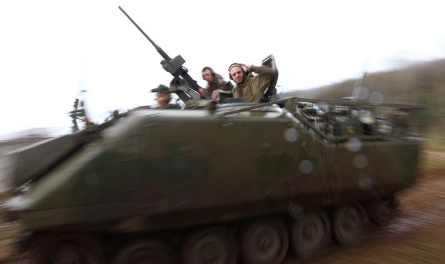 Eindrücke aus dem Ukraine-Krieg aus den letzten Tagen und Wochen. Im Bild: ukrainische Soldaten auf einem Mannschaftstransportwagen in der Region von Bachmut.