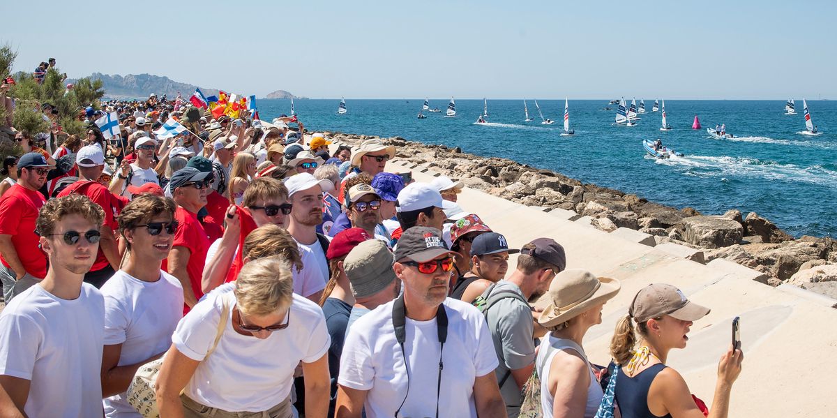 À Marseille, le public s’amasse le long du chenal qui mène au plan d’eau dans la Marina du Roucas.