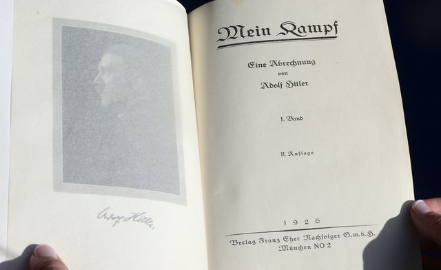 Une maison de vente aux enchères en France a décidé de retirer de la vente un exemplaire de «Mein Kampf» (sur la photo une autre édition du livre d'Adolf Hitler)