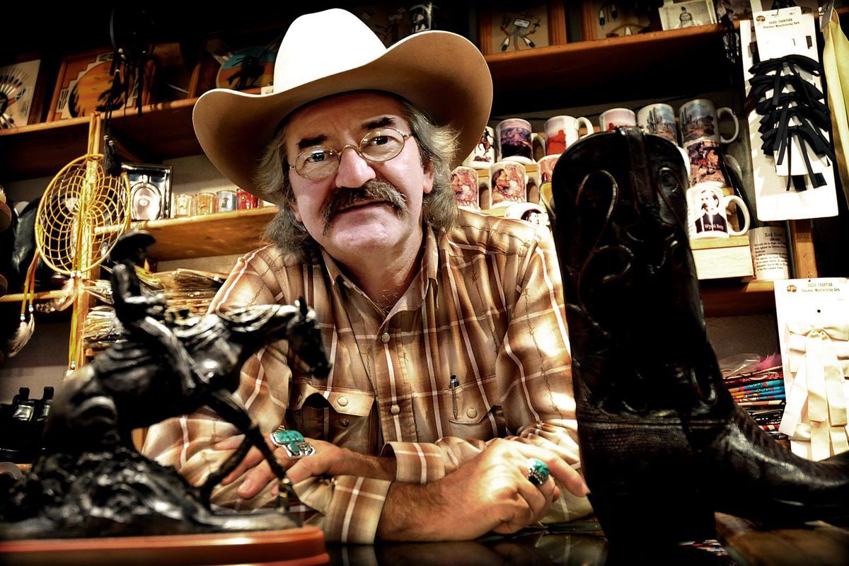 Cowboy Kurt dans son magasin.