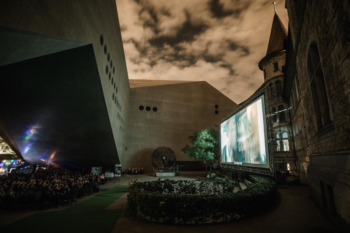 OpenAirKinos in Zürich Kino unter Starachitektur oder auf dem Sofa