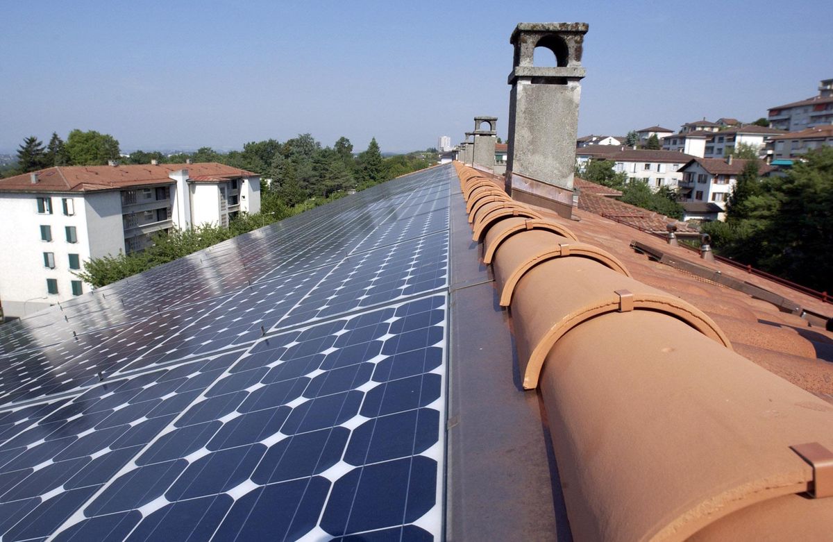 Lausanne, 2.8.03, Chemin de Florency 3-5. Contrat courant solaire. Toit vendu  une entreprise prive qui revend l'lectricit  la commune pour sa bourse solaire. Ici une installation de 38 Kw. Vue du toit avec les panneaux solaires. © Mathieu Rod