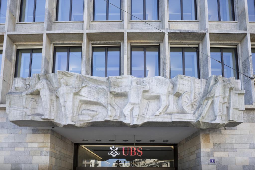 Der UBS-Sitz am Paradeplatz: Das bekannte Feldarbeiter-Relief über dem Eingang bleibt bestehen.