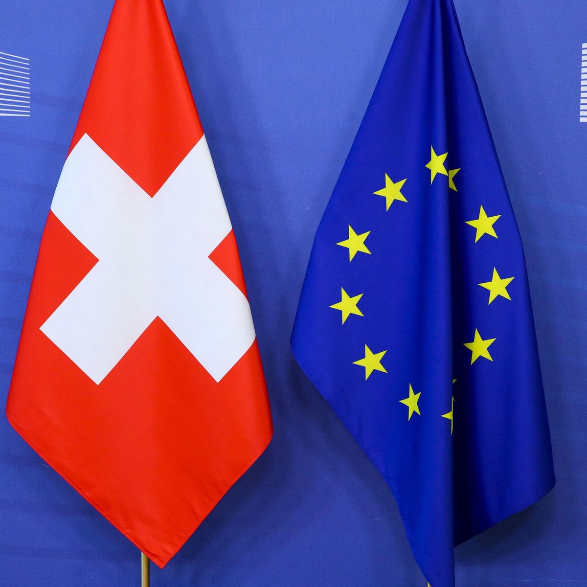 Drapeau national suisse et drapeau de l'Union européenne au bâtiment de la Commission européenne à Bruxelles.