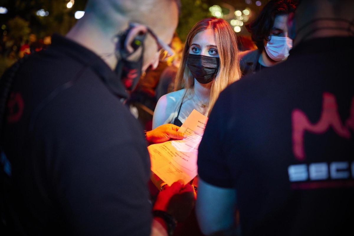 Il est difficile de reconnaître un faux certificat Covid-19. Les forces de l'ordre se coordonnent désormais pour mieux identifier les documents émis illégalement.