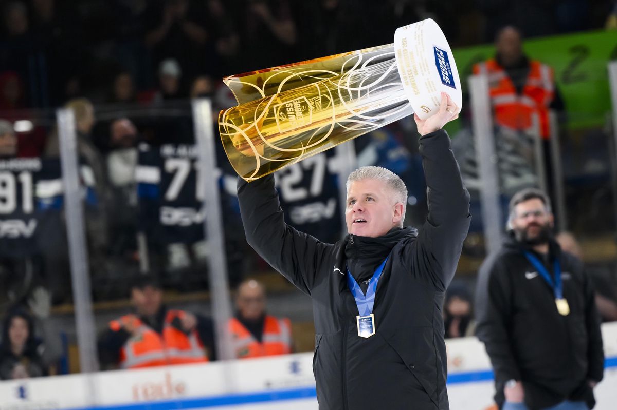 L'entraîneur du HCC, Louis Matte, soulève la coupe de champion de Swiss League lors de la finale de play-off à La Chaux-de-Fonds.