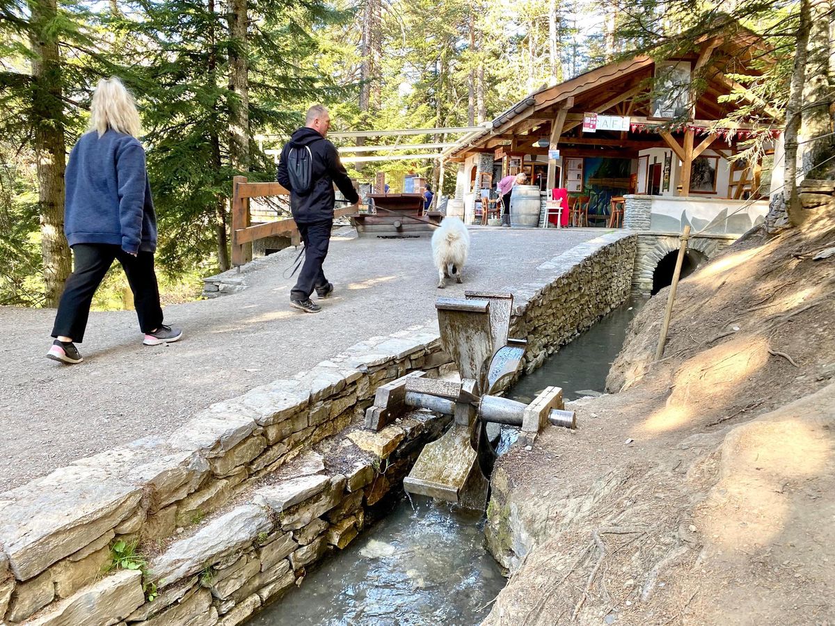 Le refuge, situé au départ du Bisse, a été agrandi sans autorisation. Les tentatives pour le régulariser après coup se heurtent à la justice.