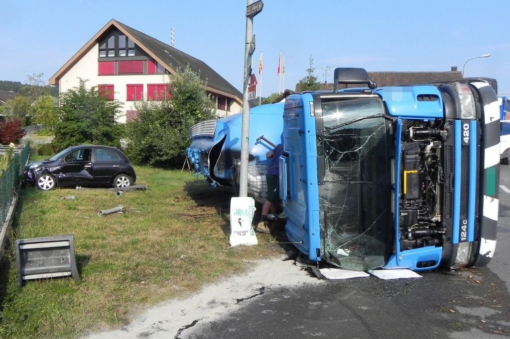 Un camion chargé d'eau se renverse à Schlatt