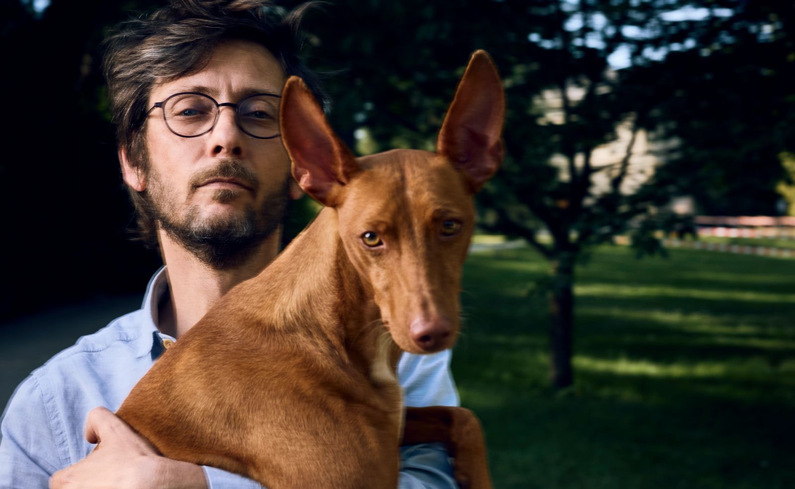 Portrait du philosophe et politologue genevois Nicolas Tavaglione et de son lévrier sicilien Italo, surnommé Totor pour la sortie de son livre Soi-même comme un chien. 