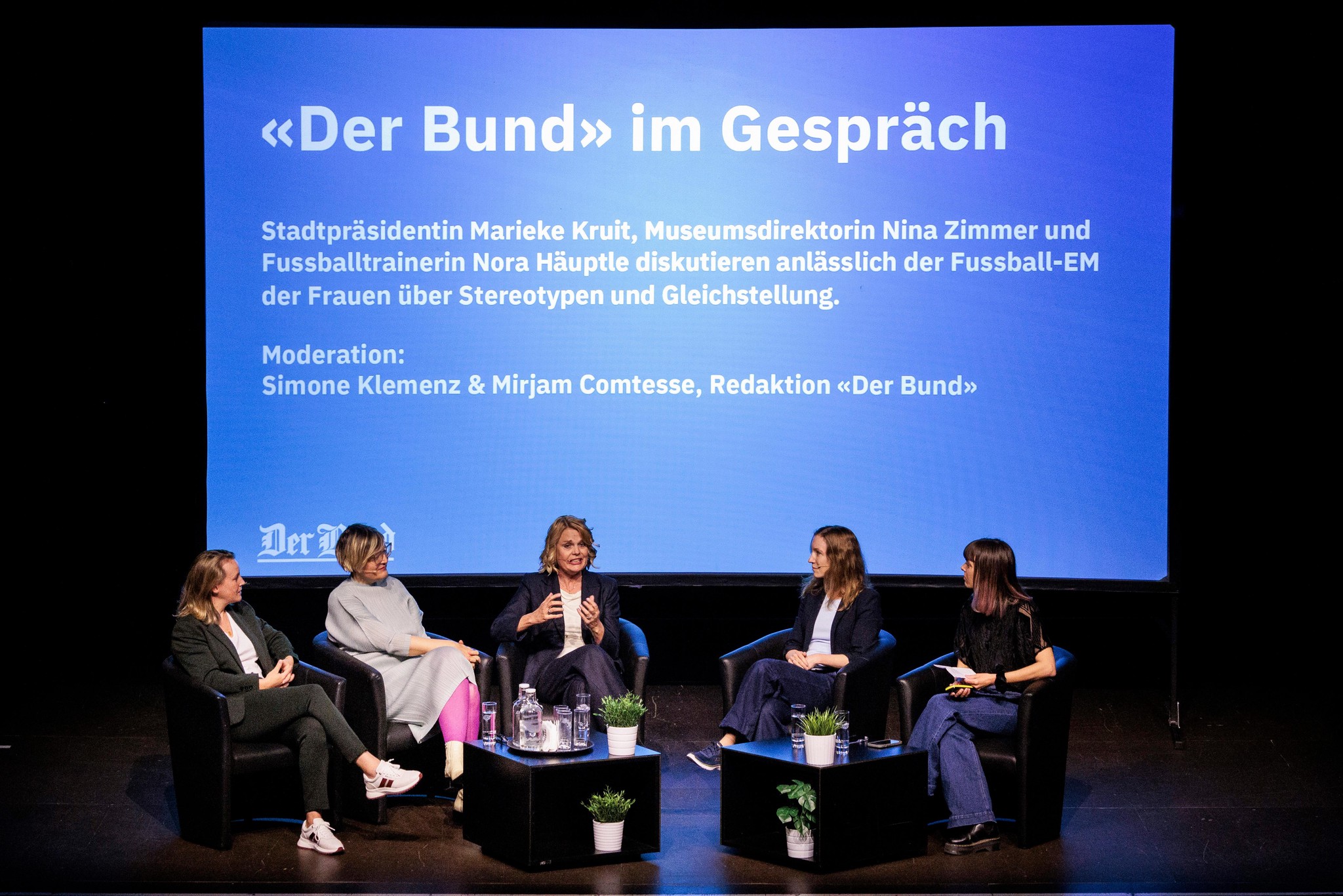 Podiumsdiskussion in Bern am 18.03.2025 mit Fussball-Trainerin Nora Häuptle, Museumsdirektorin Nina Zimmer, Stadtpräsidentin Marieke Kruit und Moderatorinnen Mirjam Comtesse und Simone Klemenz über Stereotypen und Gleichstellung.