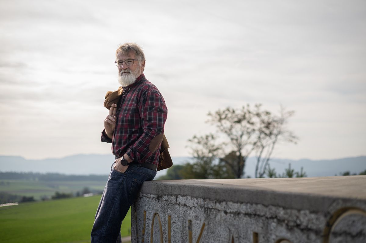 Thomas Morf beim Wehrmännerdenkmal auf der Forch, wo die «Schneiser» mehrmals gegen die Südanflüge demonstrierten.